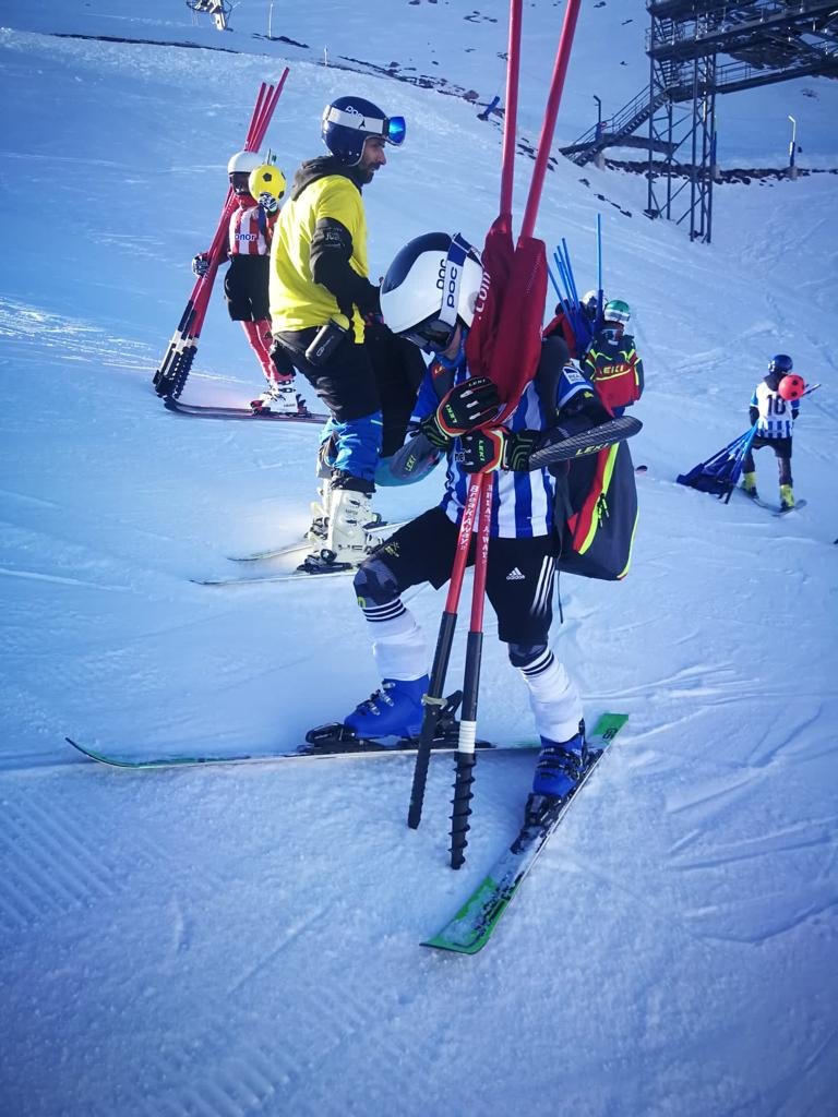 Escuela de esquí y snowboard Valle de Astún #0